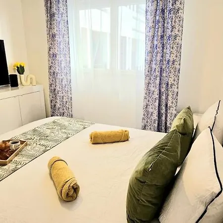 Center Nice, 10min Beach, Parking, Terrace, Direct Tram Апартаменты *